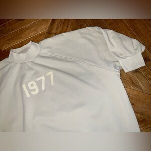 Essentials Fear of God 1977 sweatshirt with mockneck and 3/4 sleeves - large